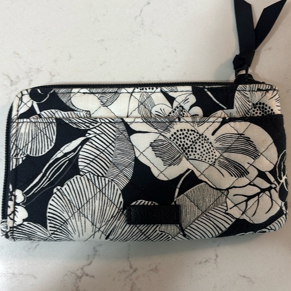 Vera Bradley RFID Ziparound Wallet- Bedford Blooms - Picture 1 of 6